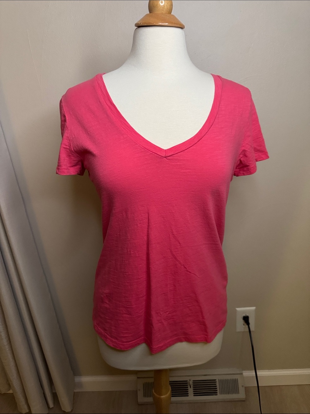 Universal Thread Hot Pink V-Neck Short Sleeve Tee